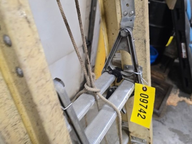 #9742-•-louisville-20'-extension-ladder-image-4