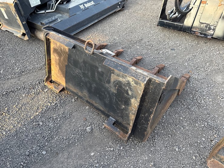 #2011-•-blue-diamond-44"-mini-skid-steer-tooth-bucket-image-3