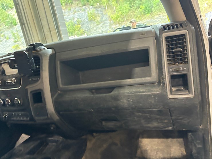 2015-dodge-ram-3500-image-34