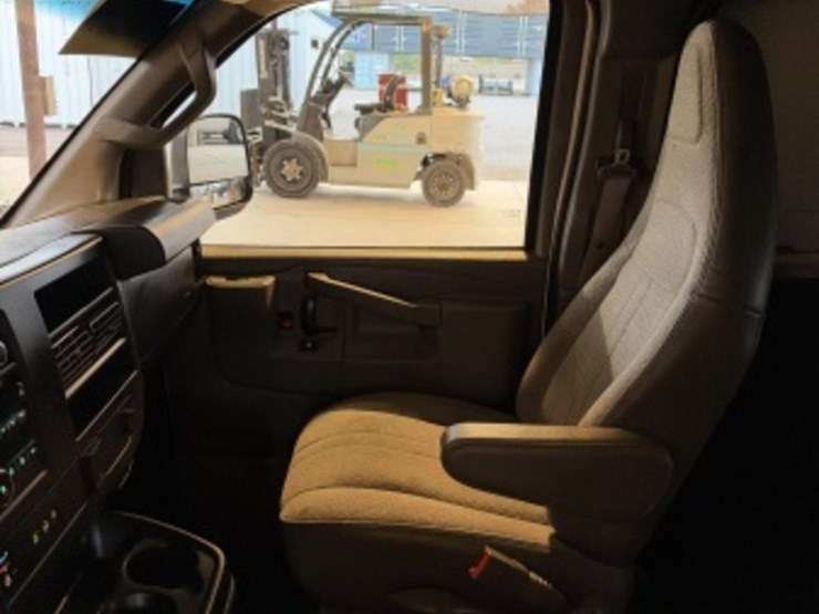 2018-chevrolet-express-2500-image-24