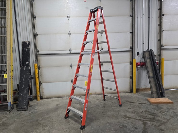 #9746-•-louisville-10'-step-ladder-image-1