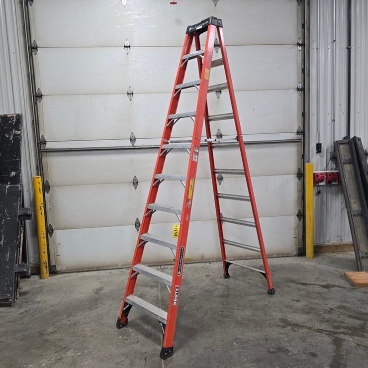 #9746 • Louisville 10' Step Ladder
