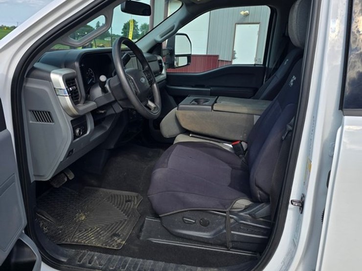 2023-ford-f350-xlt-image-18