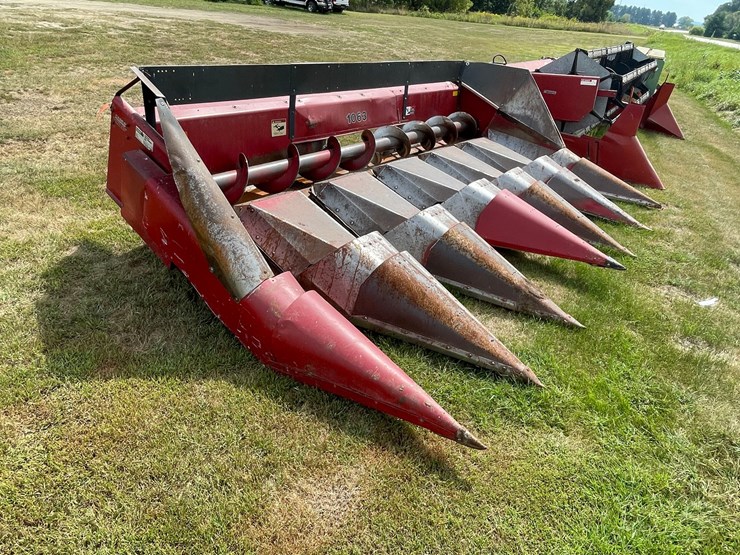 #1325-•-case-1063-(6)-row-corn-head-image-3