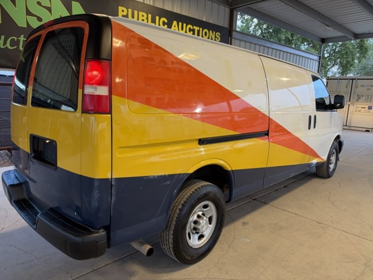 2018-chevrolet-express-2500-image-8