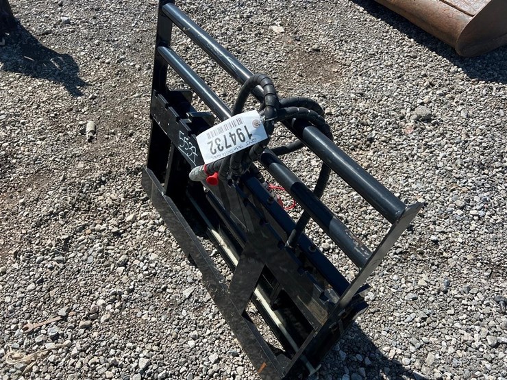 giyi-mini-skid-steer-side-shift-forks-backing-plate-image-4