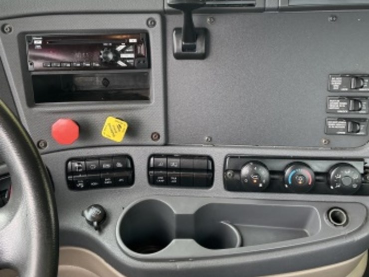 2016-freightliner-cascadia-113-image-22