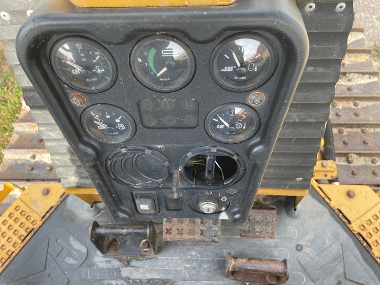 2005-caterpillar-d3g-xl-image-34