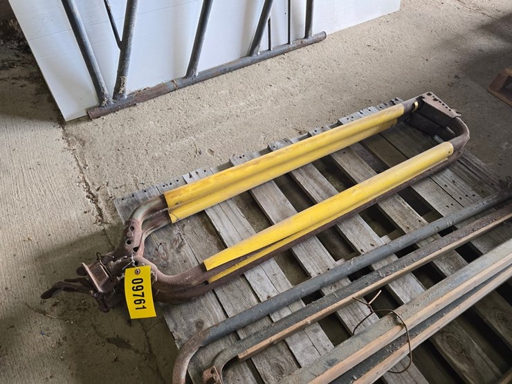 #9761-•-human-stanchions-image-1