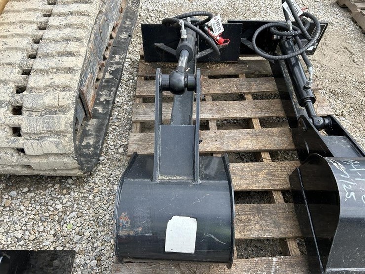 giyi-common-interface-backhoe-attachment-image-1