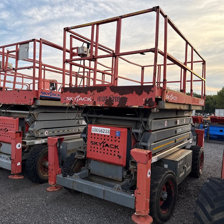 #2083 • SKY JACK SJ7135 SCISSOR LIFT