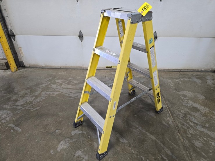 #9749-•-louisville-4'-double-sided-step-ladder-image-1