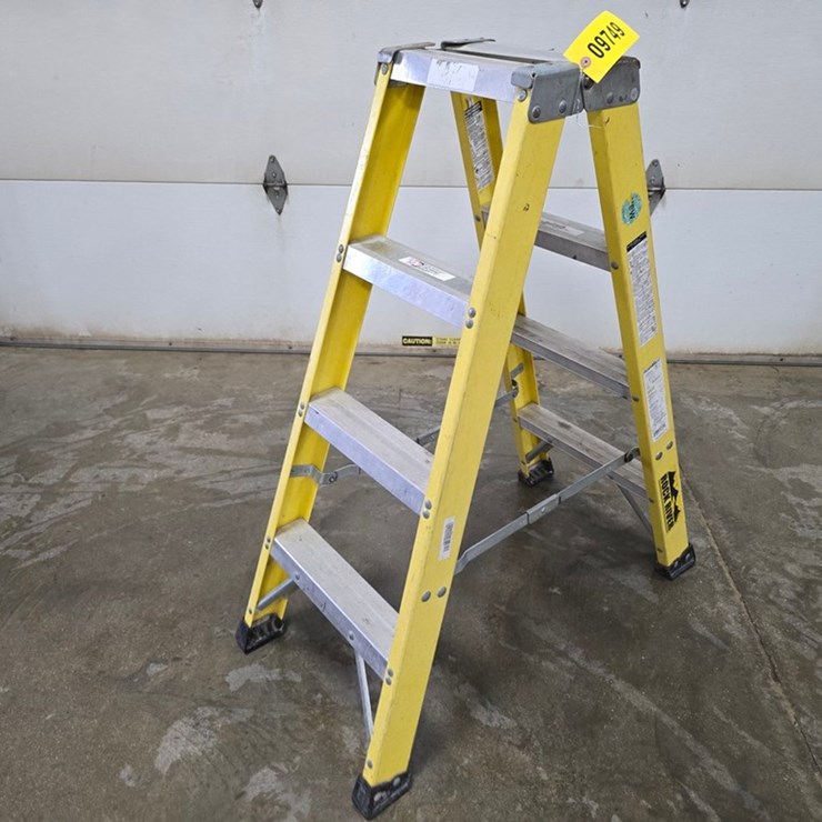 #9749 • Louisville 4' Double Sided Step Ladder
