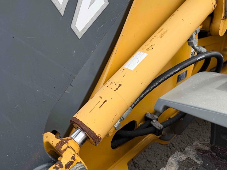 2013-deere-244j-image-13