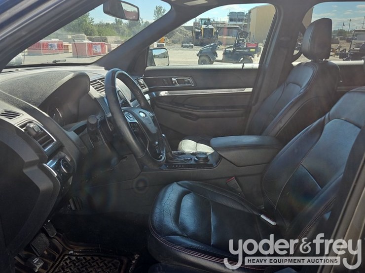 2019-ford-explorer-image-16