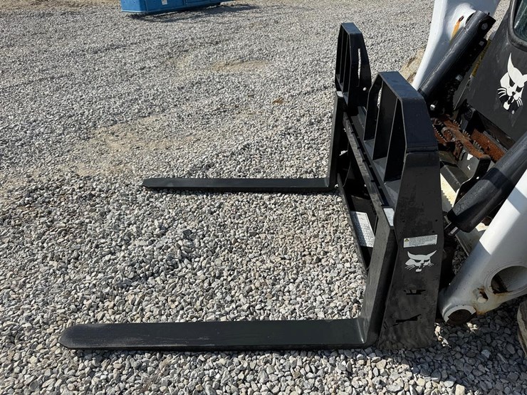 bobcat-42"-skid-steer-pallet-forks-image-5