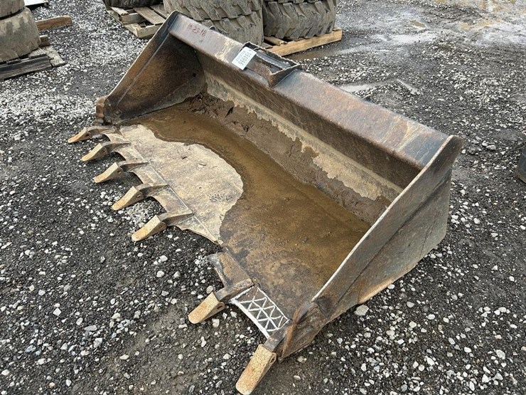 76”-skid-steer-tooth-bucket-image-1