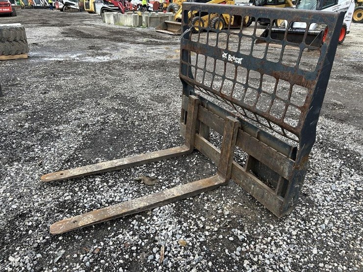 bobcat-48”-skid-steer-pallet-forks-image-2
