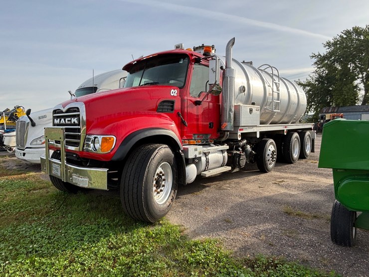 #1203-•-2004-mack-cv713-vacuum-pump-truck-(has-wi-title)-image-1