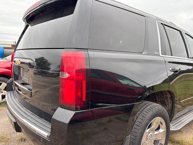 2015-chevrolet-tahoe-ltz-image-21
