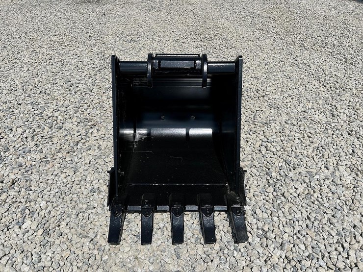 24"-x-change-bucket-for-a-bobcat-excavator-image-2
