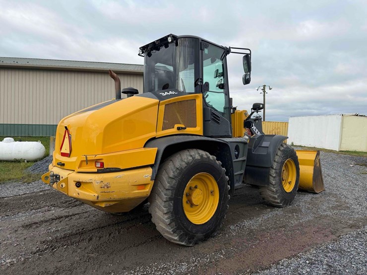 2021-deere-344l-image-5