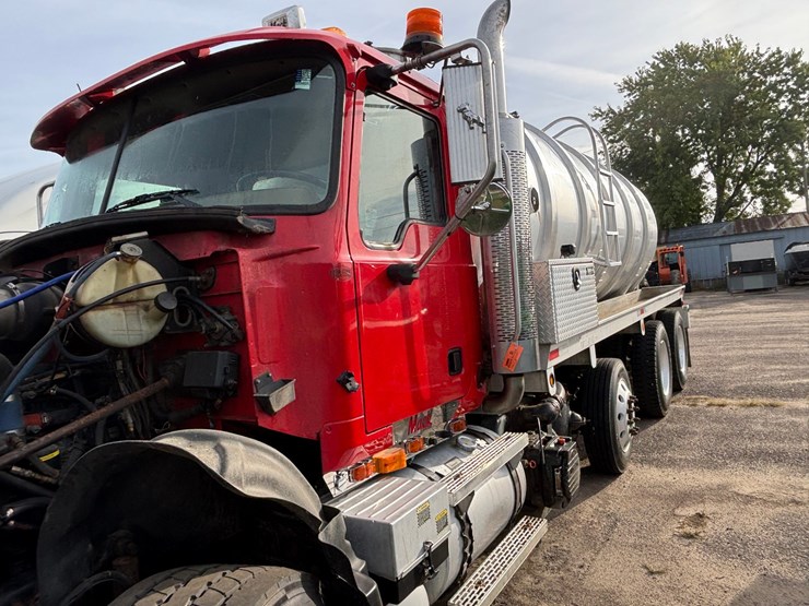 #1203-•-2004-mack-cv713-vacuum-pump-truck-(has-wi-title)-image-55