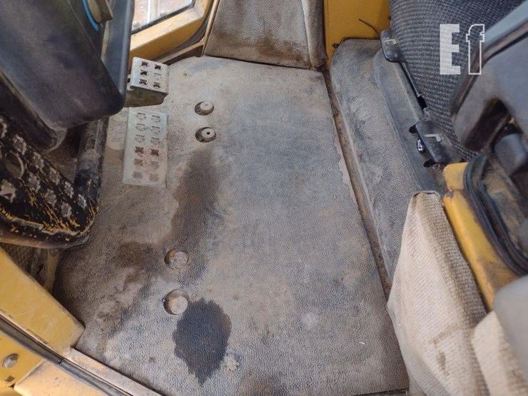 2006-caterpillar-d5n-xl-image-13