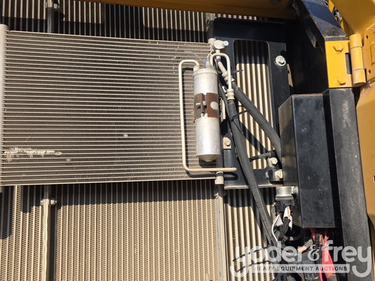 2019-deere-210g-lc-image-36