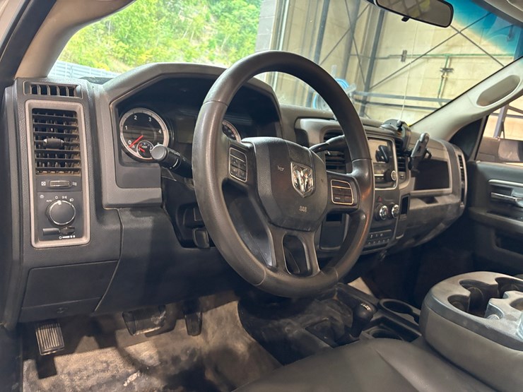 2015-dodge-ram-3500-image-27