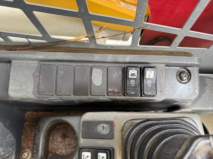 2023-takeuchi-tl8-image-28