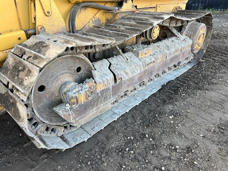 2004-caterpillar-d3g-xl-image-12