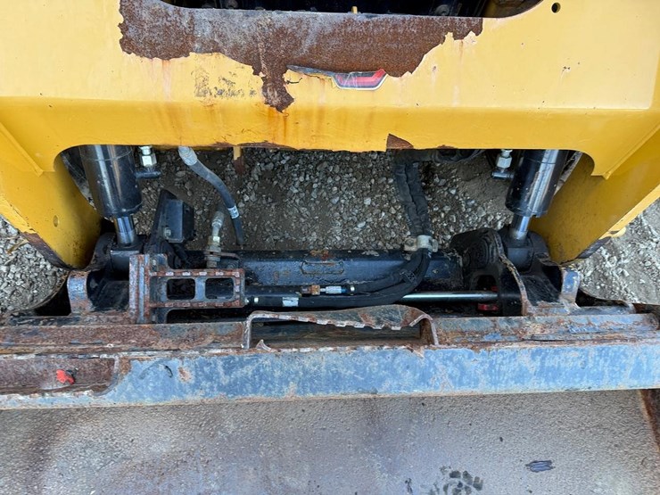 2020-caterpillar-242d3-image-10
