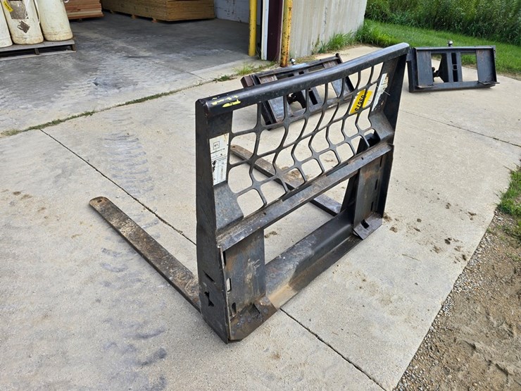#9673-•-bobcat-42"-pallet-forks-image-3