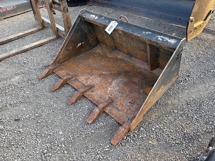 #2011-•-blue-diamond-44"-mini-skid-steer-tooth-bucket-image-1