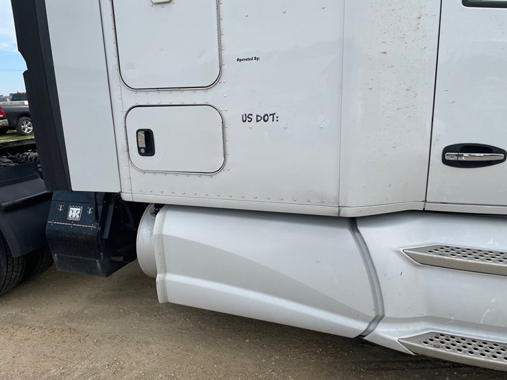 2017-kenworth-t680-image-13