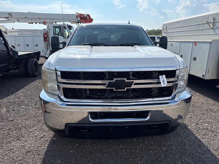2011-chevrolet-2500-image-2