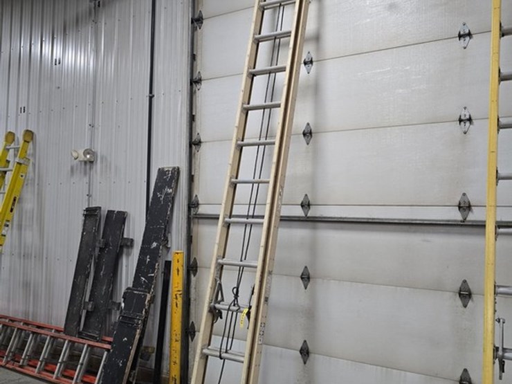 #9737-•-louisville-28'-extension-ladder-image-1