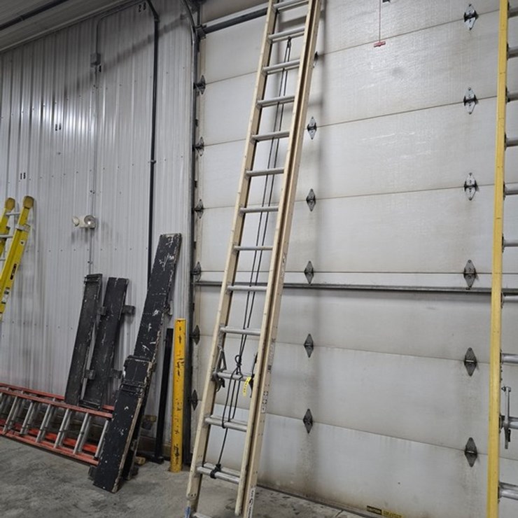 #9737 • Louisville 28' Extension Ladder
