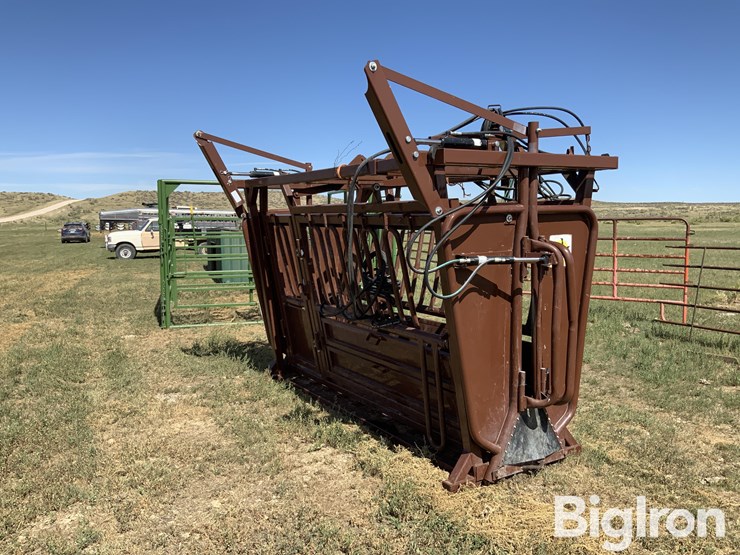 hi-qual-hydraulic-squeeze-chute-image-3