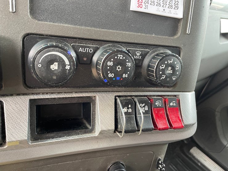 2017-kenworth-t680-image-47