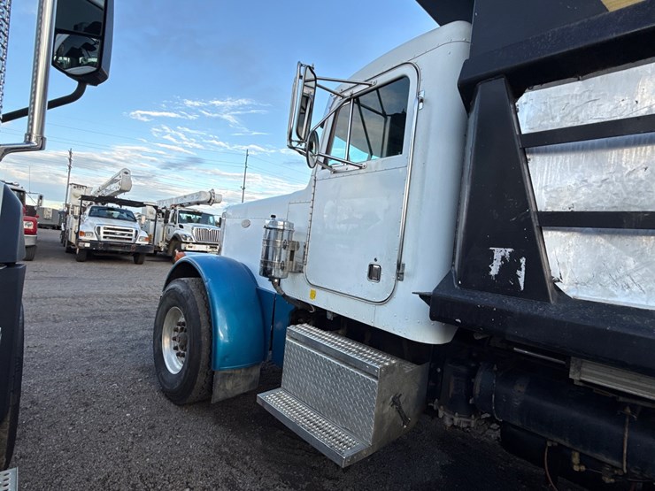 2001-peterbilt-379-image-11