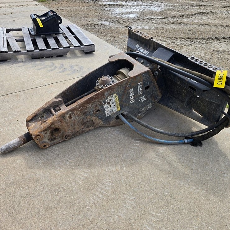 #9675 • Bobcat B950 Hydraulic Breaker