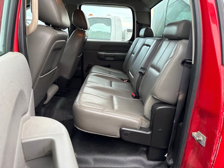 2013-chevrolet-3500-image-16