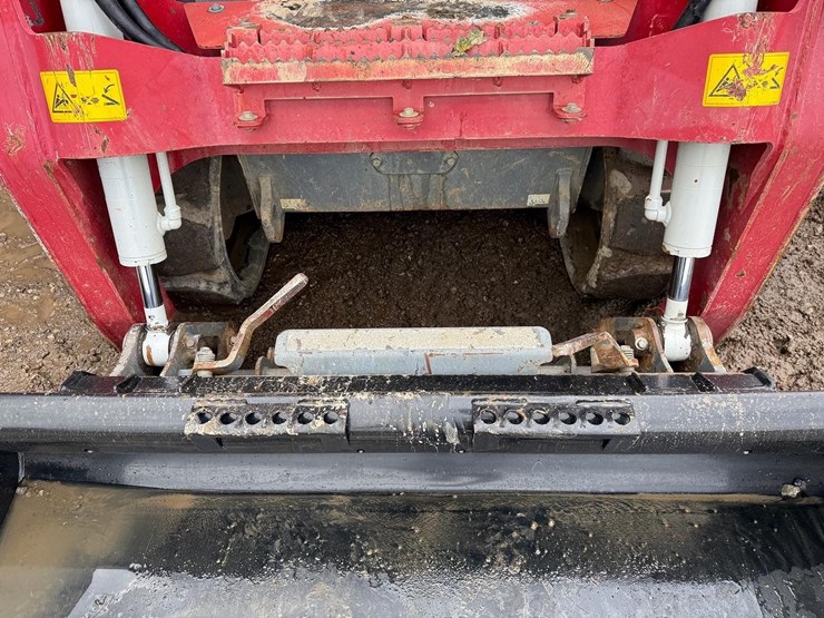 2021-takeuchi-tl8-image-10