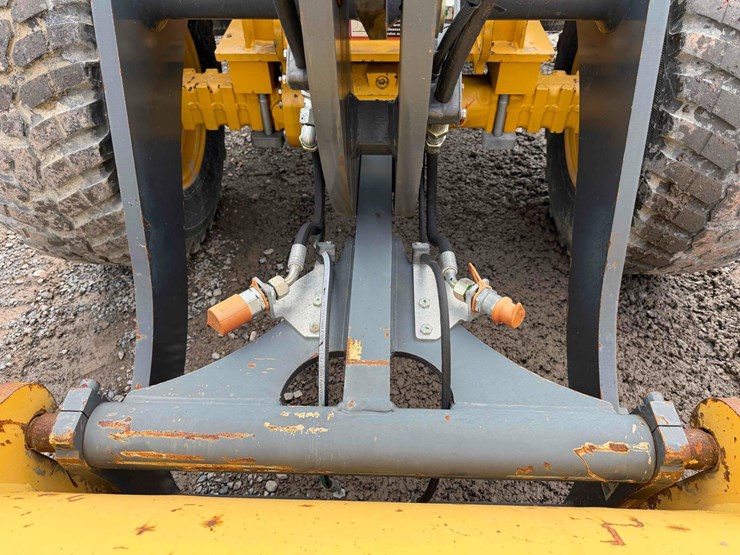2013-deere-244j-image-9