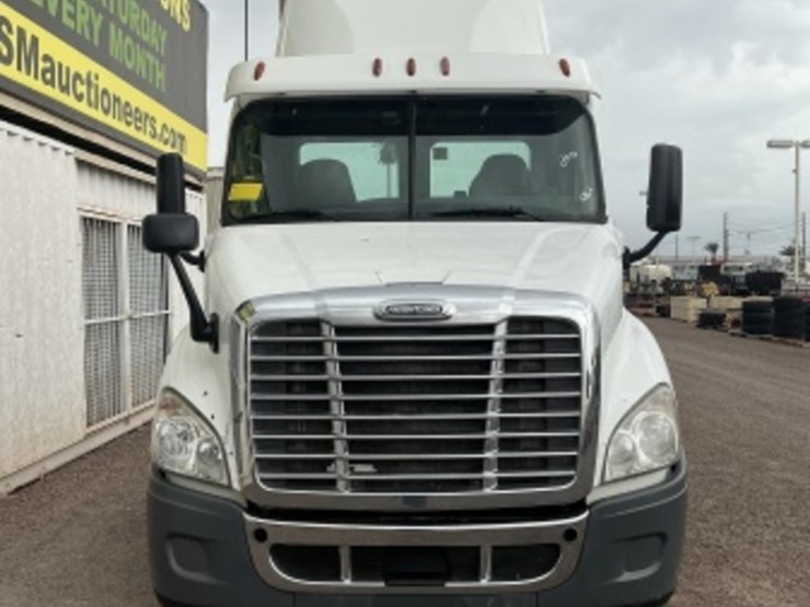 2016-freightliner-cascadia-113-image-3