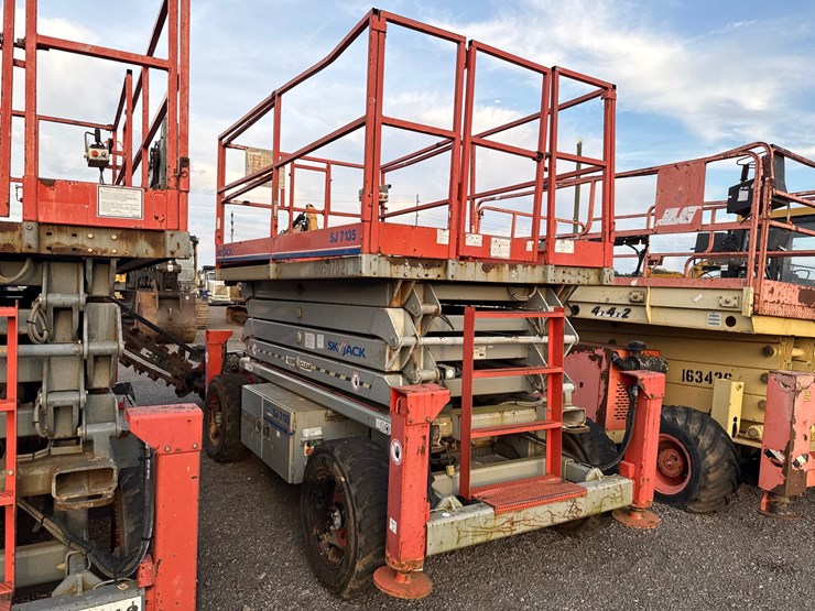 #2082-•-sky-jack-sj7135-scissor-lift-image-7