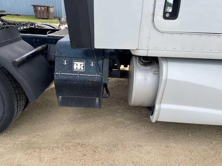 2017-kenworth-t680-image-15