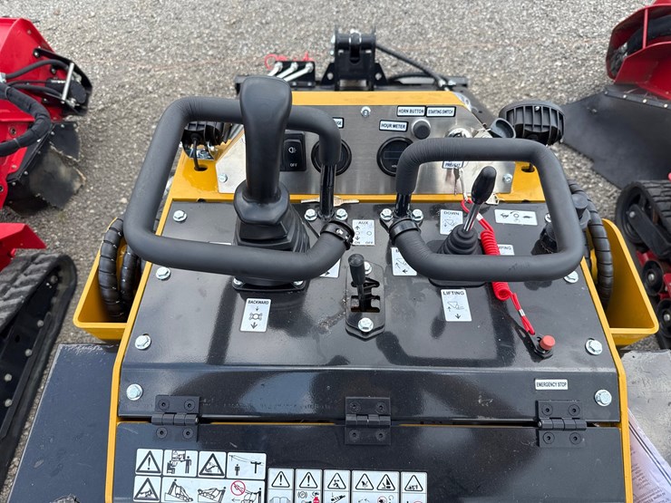 #2074-•-2026-cfg-kjt27-track-dingo-image-7